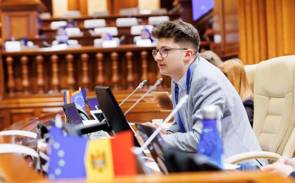 80 tineri au devenit europarlamentari pentru trei zile în cadrul inițiativei „Model EU Moldova”
